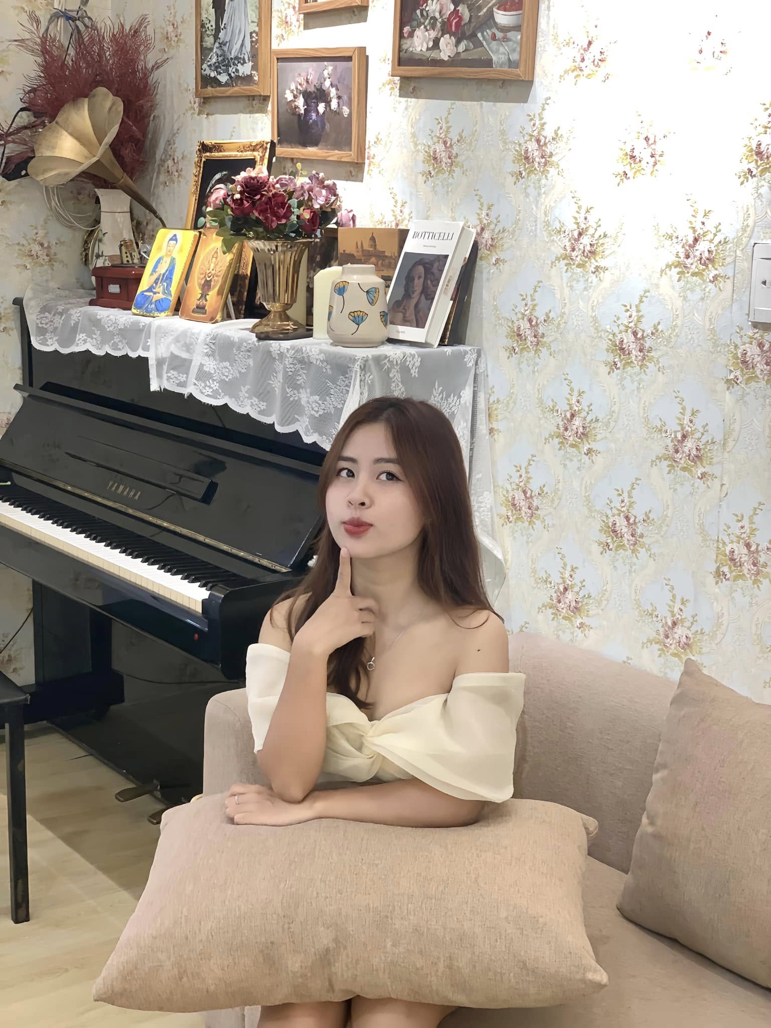 Khánh Chi xinh xắn bên đàn piano