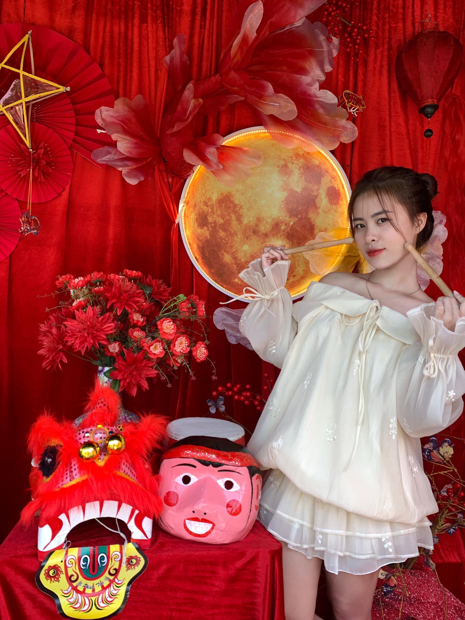 Khánh Chi tươi tắn đêm hội trăng rằm